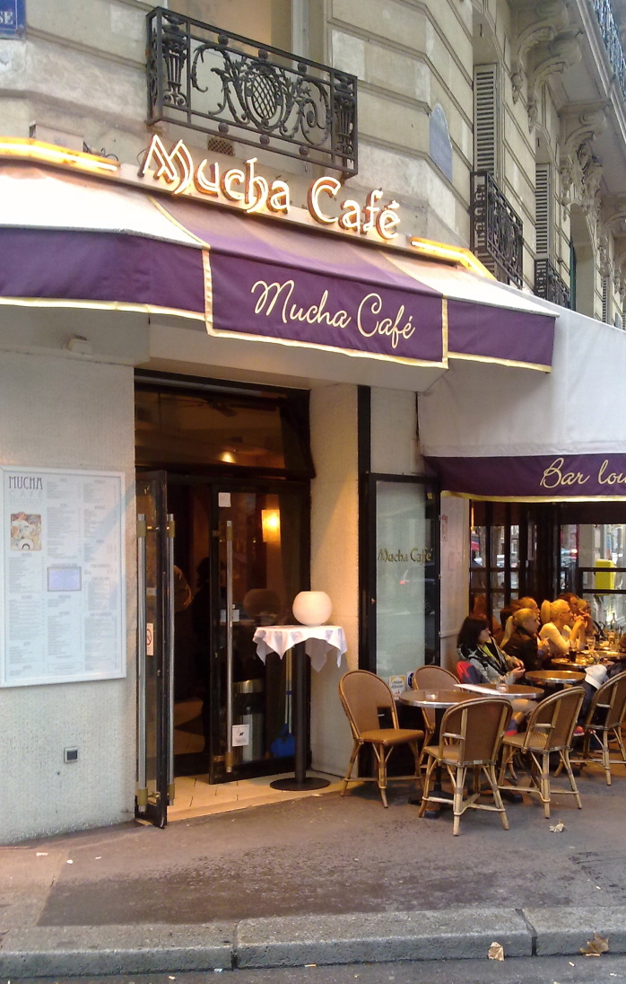 dali jsme si kávu u Alfonse Muchy v centru Paříže