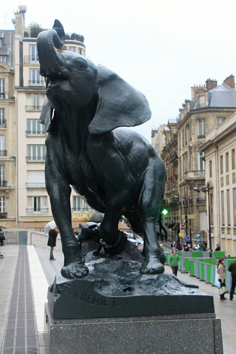 Slůně před Museé D'Orsay
